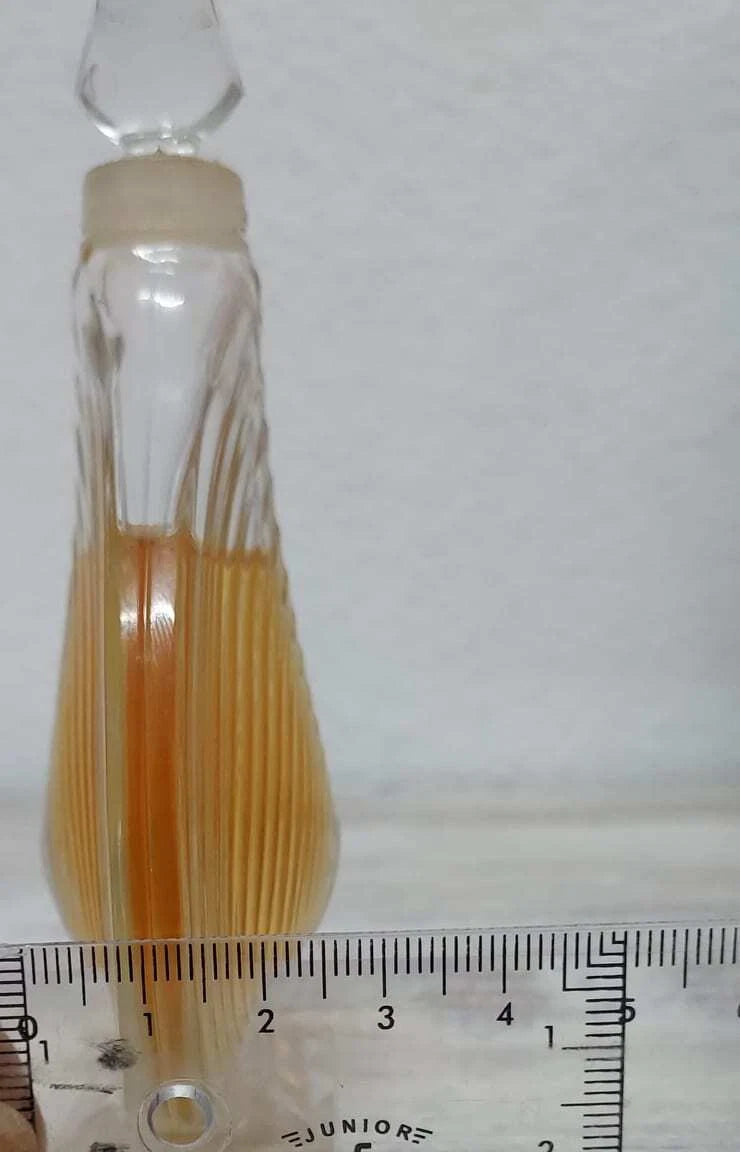 Chamade Guerlain Flacon Coeur PARFUM. Partially evaporated. SIZES: 7cm x 2.5cm x 15cm.