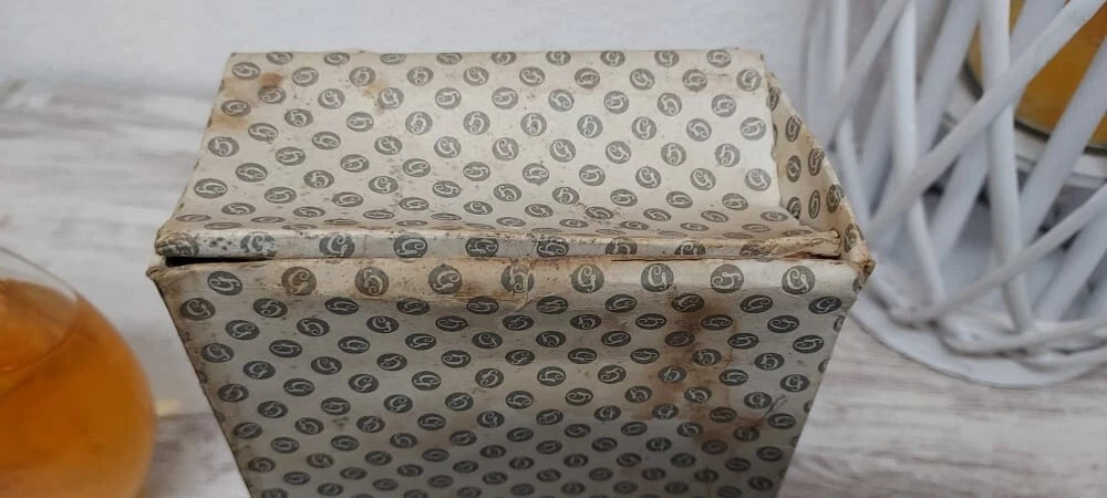 Chant d'Aromes Guerlain SIZE: 19-20cm x 11cm. Extremely rare.