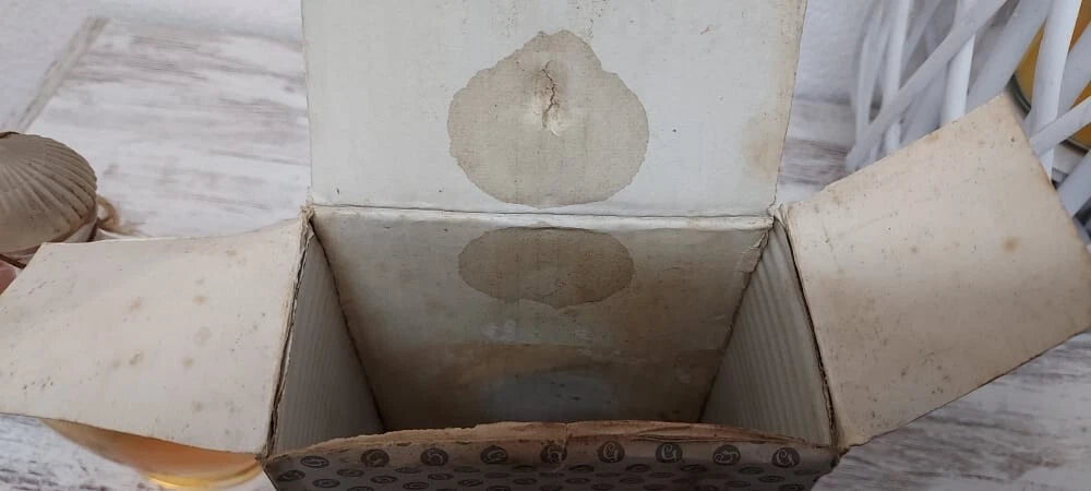 Chant d'Aromes Guerlain SIZE: 19-20cm x 11cm. Extremely rare.