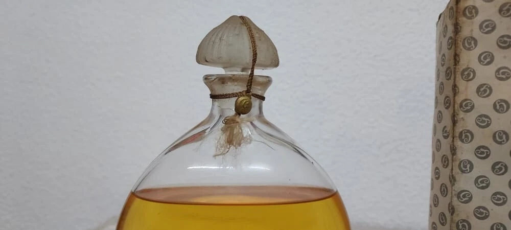 Chant d'Aromes Guerlain SIZE: 19-20cm x 11cm. Extremely rare.