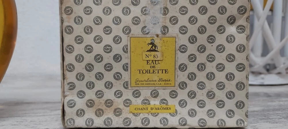 Chant d'Aromes Guerlain SIZE: 19-20cm x 11cm. Extremely rare.