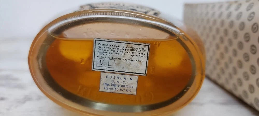 Chant d'Aromes Guerlain SIZE: 19-20cm x 11cm. Extremely rare.