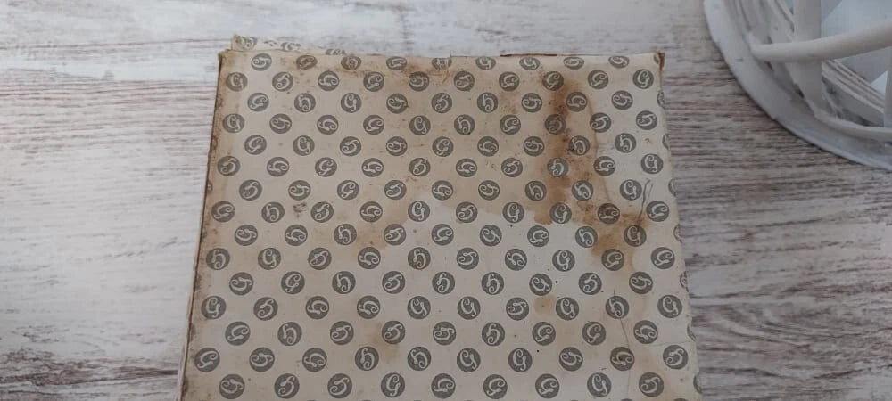 Chant d'Aromes Guerlain SIZE: 19-20cm x 11cm. Extremely rare.