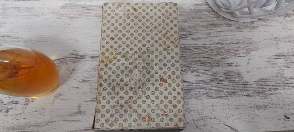 Chant d'Aromes Guerlain SIZE: 19-20cm x 11cm. Extremely rare.